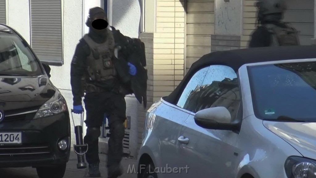 Einsatz BF Koeln POL SEK Koeln Suelz Aegidiusstr P21.jpg